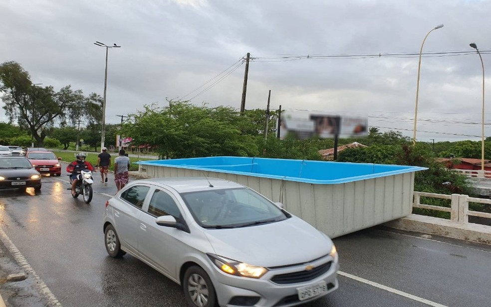 Agentes da SMTT disseram que a piscina estava em cima de um reboque e foi derrubada pelo vento — Foto: Jorge Vieira