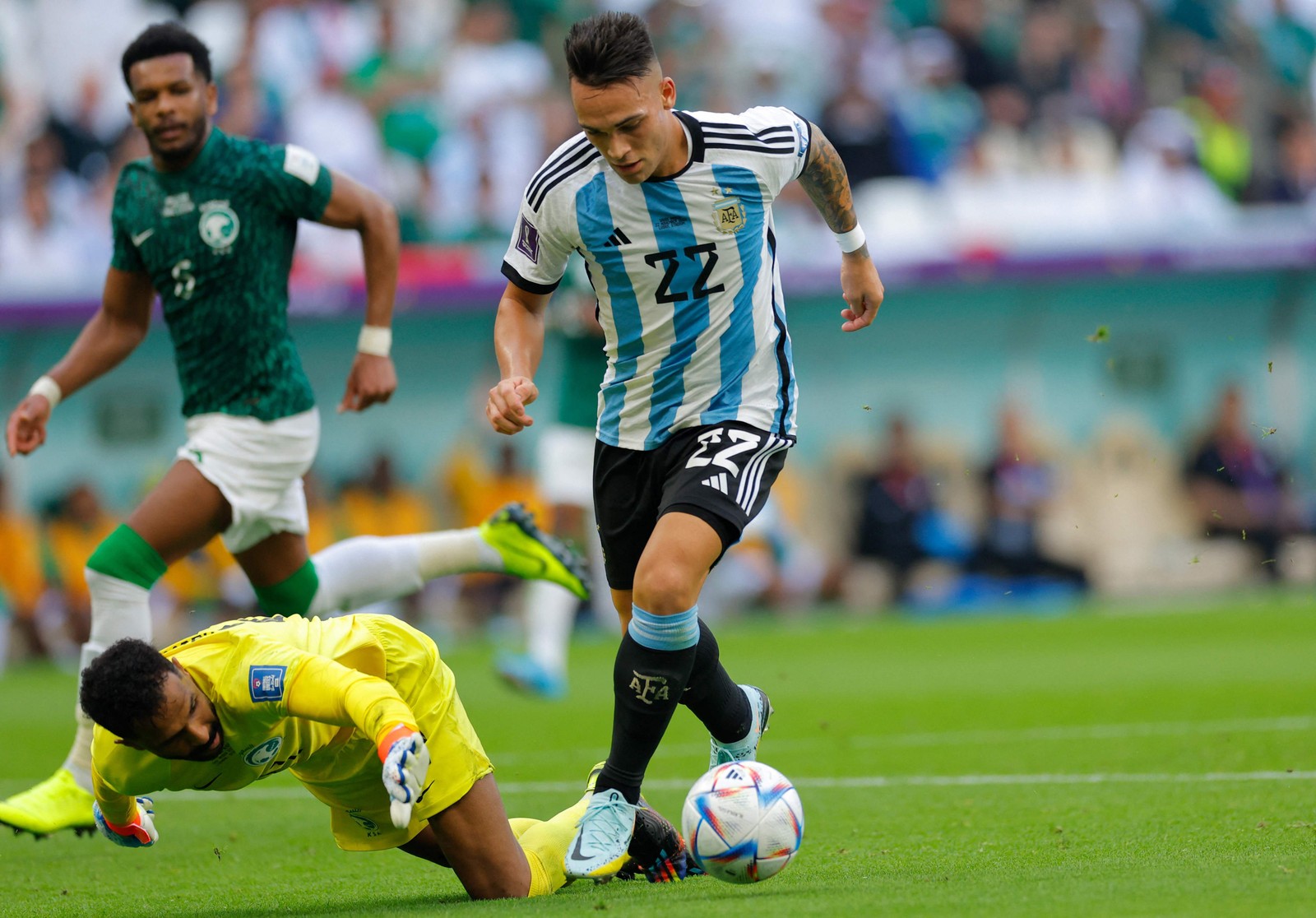 Atacante Lautaro Martinez dribla goleiro saudita em gol anulado pelo VAR automaticamente por impedimento — Foto: KIRILL KUDRYAVTSEV/AFP — Foto: ODD ANDERSEN/AFP