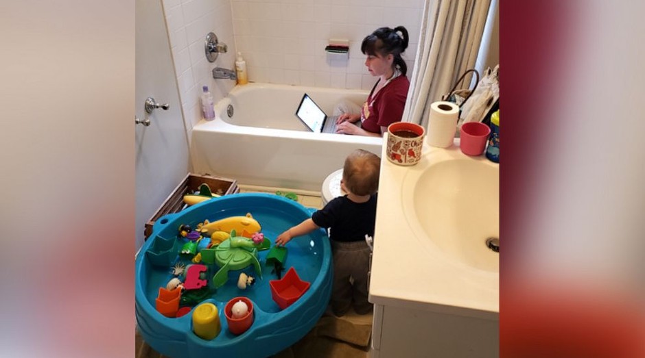 Mãe trabalhando dentro de banheira viraliza  (Foto: Divulgação / Heidi Metcalfe Lewis )