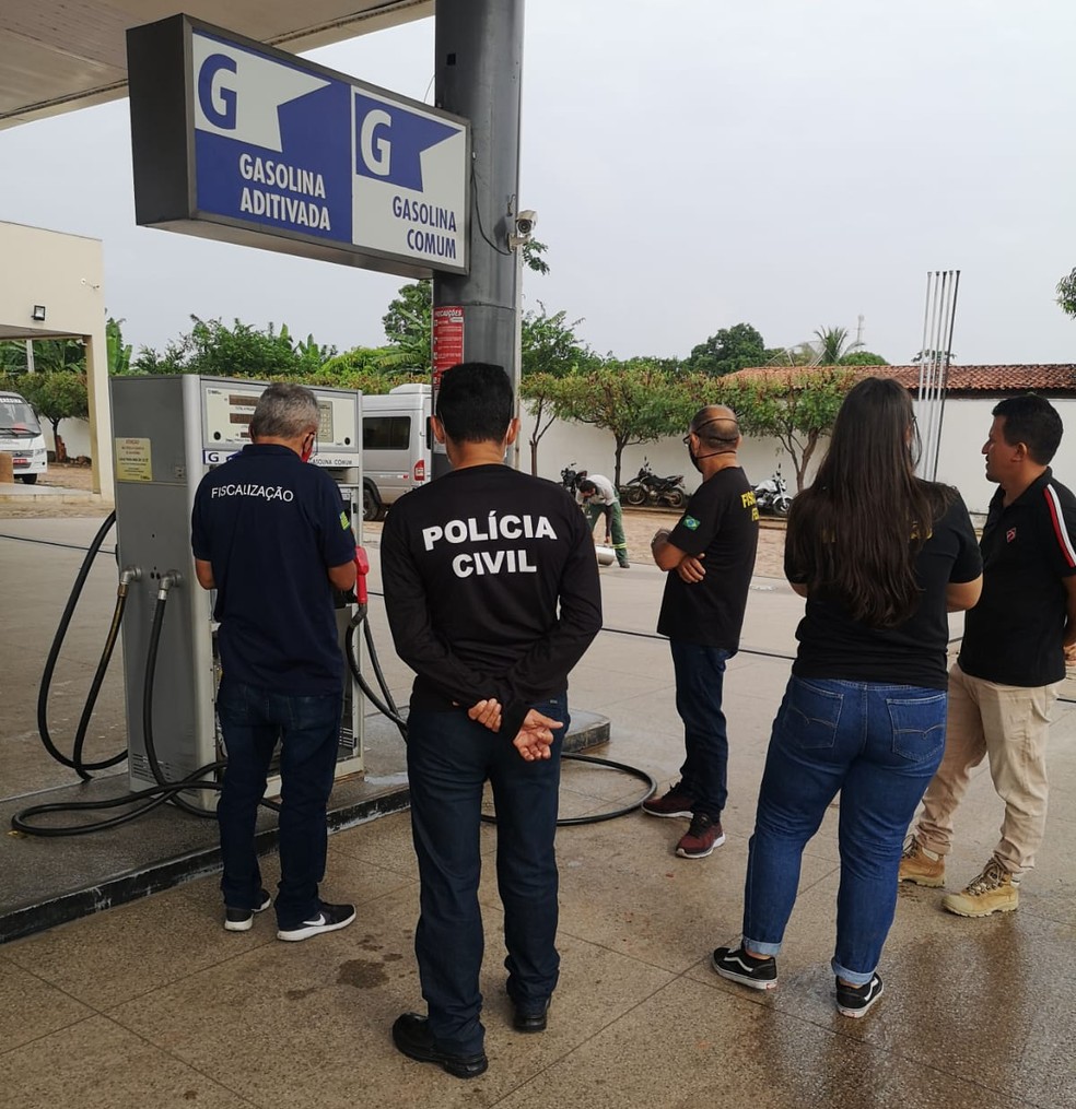 Fiscalização em posto de combustíveis durante Operação Petróleo Real, no Piauí — Foto: Divulgação