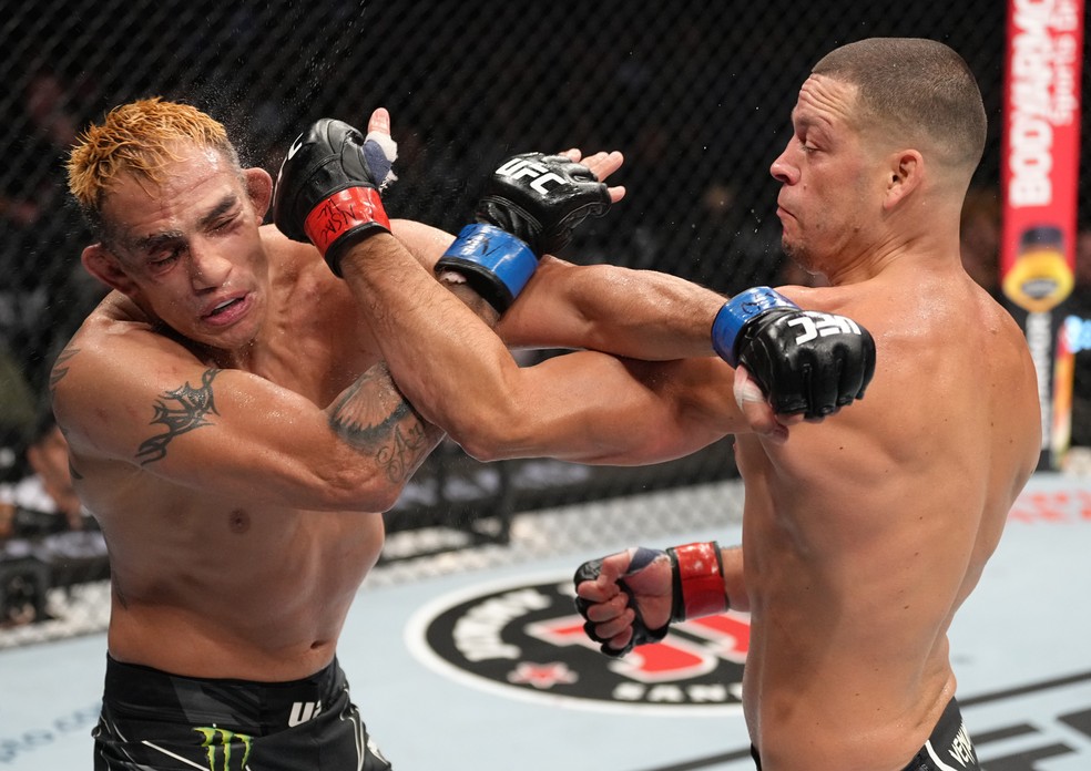 Nate Diaz (dir.) acerta um cruzado de esquerda em Tony Ferguson (esq.) — Foto: Jeff Bottari/Zuffa LLC