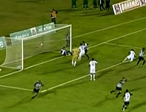 FRAME - Massagista impede gol, e Tupi é eliminado na Série D (Foto: TV GLOBO)
