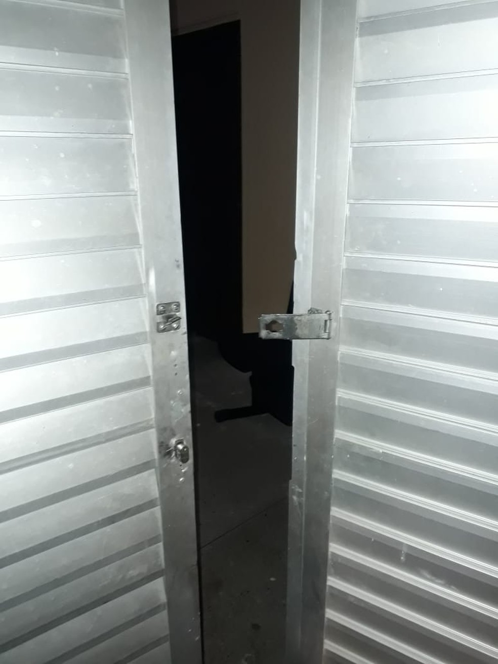 Porta da base da PM em Ponta Negra foi arrombada â€” Foto: ReproduÃ§Ã£o/Redes Sociais