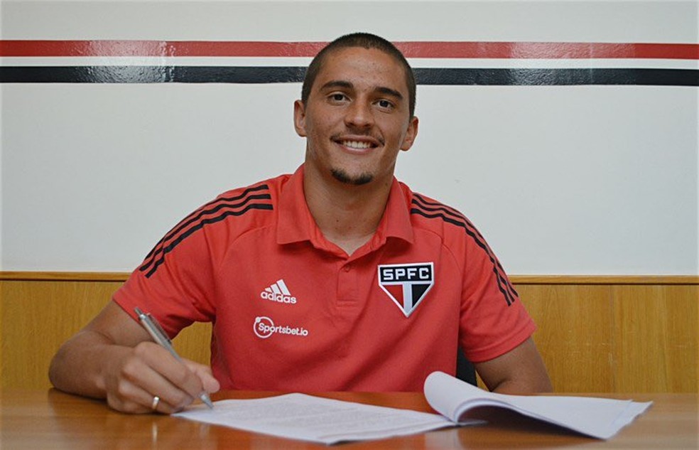 Pablo Maia assina a renovação de contrato com o São Paulo até o fim de 2024 — Foto: Divulgação
