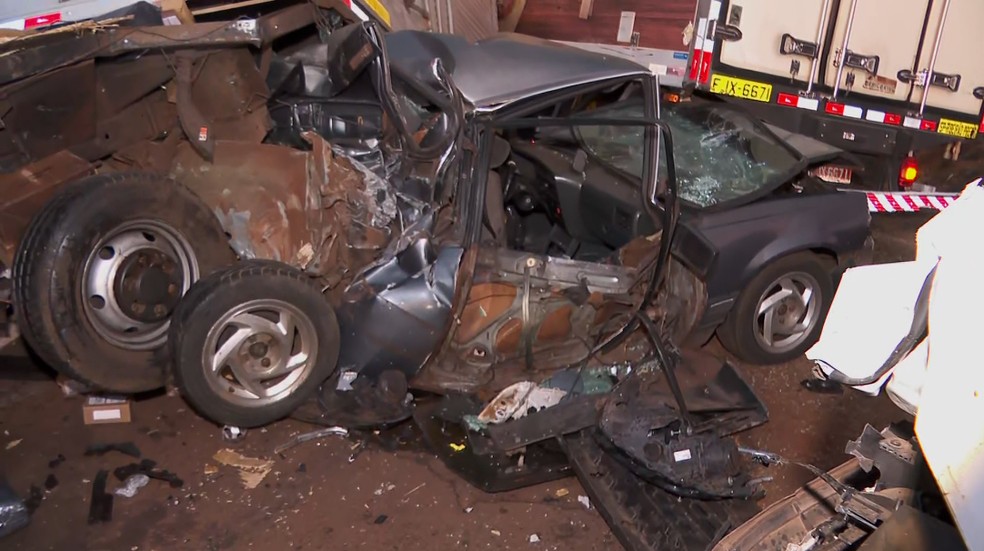 Carro de João Baptista da Silva ficou completamente destruído após engavetamento em Sertãozinho, SP — Foto: Reprodução/EPTV