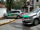 Acidente entre dois táxis deixa uma pessoa ferida em Santos, SP