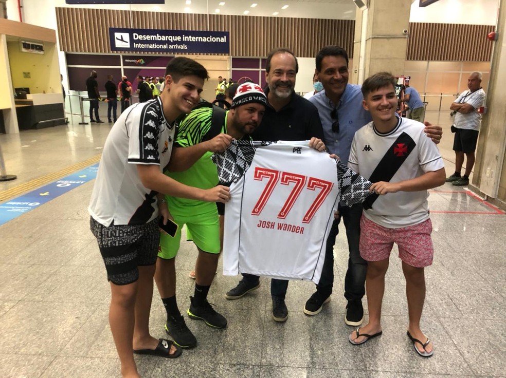 Carlos Osorio, Roberto Duque Estrada e torcedores com uniforme estampando 777 — Foto: Raphael Zarko