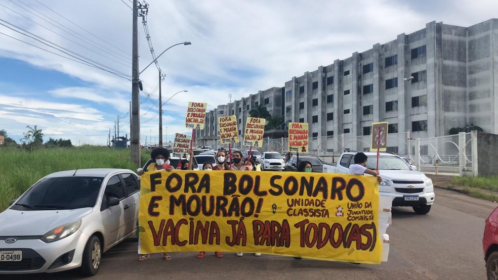 Com cartazes, manifestantes pediam impeachment de Bolsonaro � Foto: Ana Paula Xavier/ Rede Amaz�nica