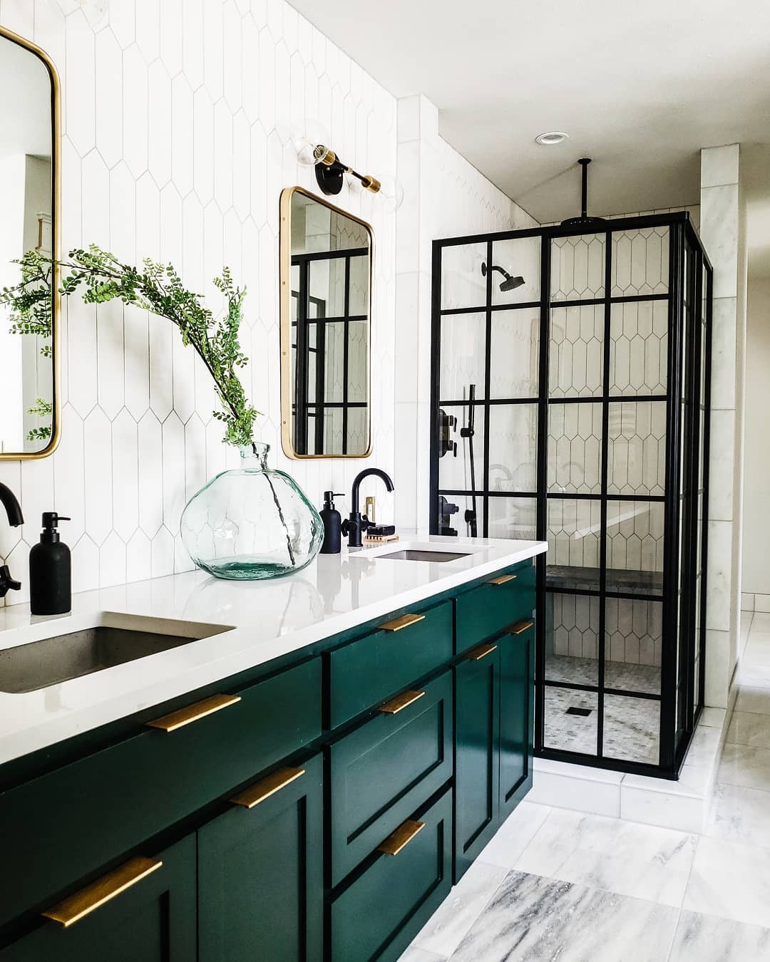Baño con mampara de hierro y cristal