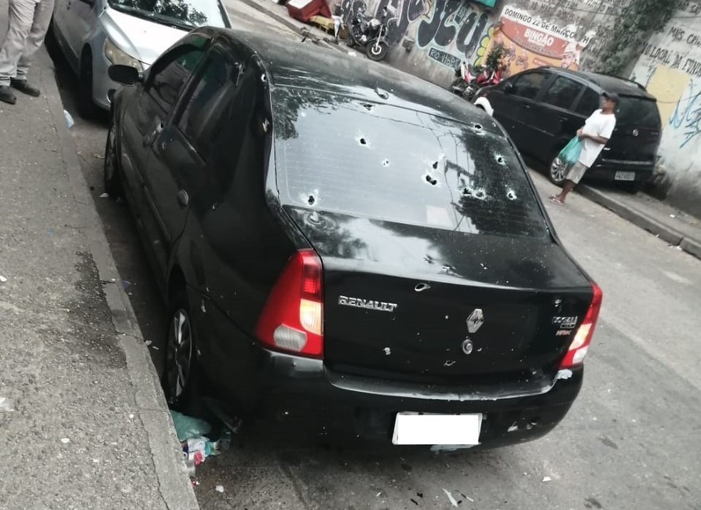 Carro ficou com diversas marcas de tiro após confronto entre policiais militares e criminosos na Rocinha neste domingo (14) — Foto: Arquivo Pessoal