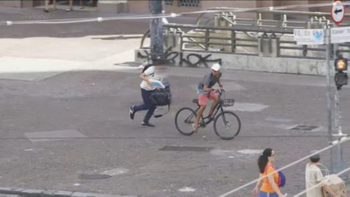 Flagrantes de roubos de celulares nas ruas de São Paulo: bandidos chegam de bicicleta e em um segundo levam aparelhos de vítimas