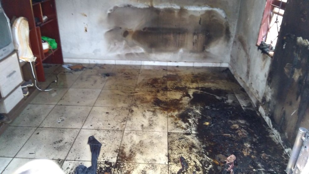 Ainda não se sabe os motivos que causaram o incêndio da residência em Assis (SP) (Foto: Corpo de Bombeiros)