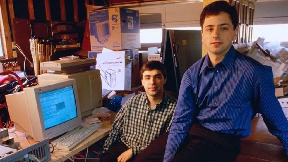 Os fundadores Larry Page e Sergey Brin começaram o Google em uma garagem em 1998 — Sundar Pichai se juntou a eles seis anos depois — Foto: Google via BBC