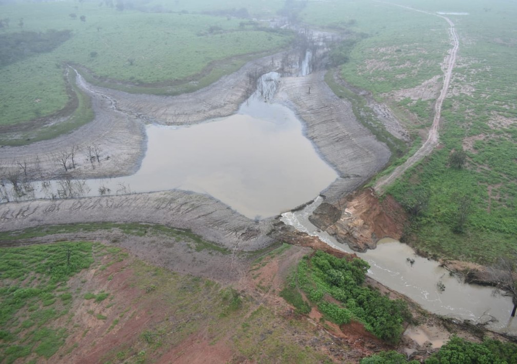 Imagens aéreas mostram rompimento de barragem na Bahia — Foto: Secom/GOVBA