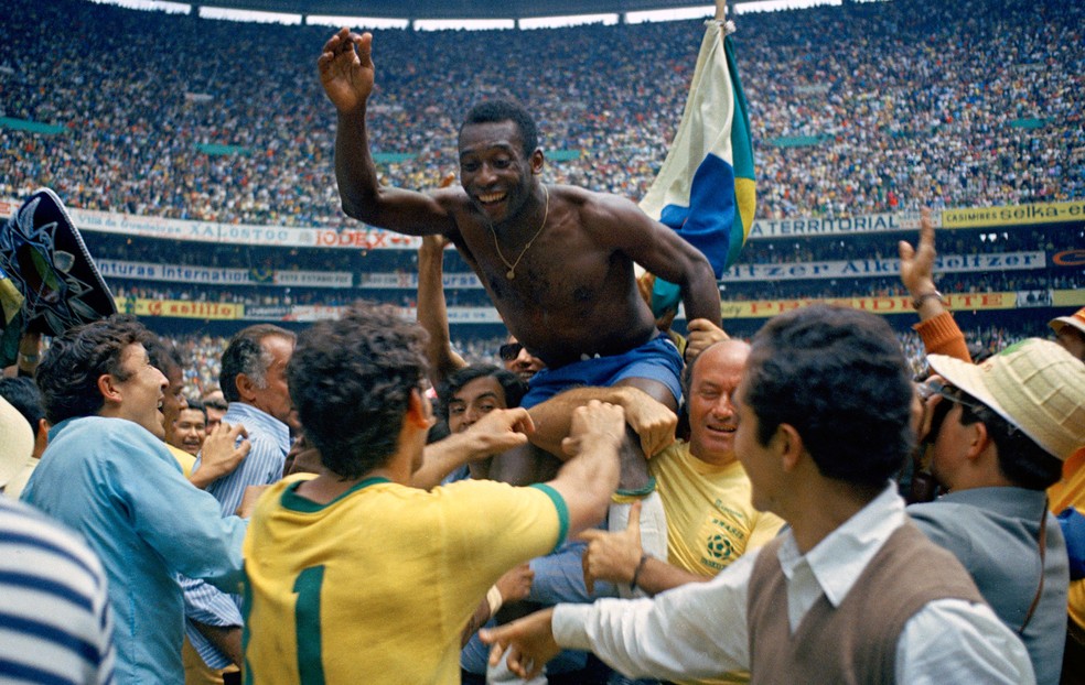 Pelé é carregado por torcedores após conquistar a Copa do Mundo de 1970, no México — Foto: AP 