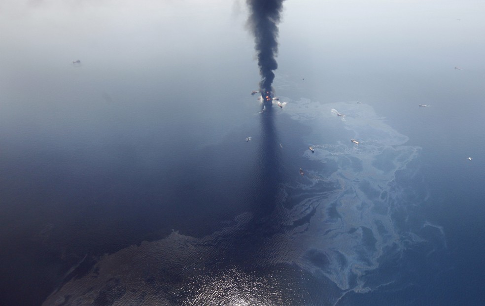 Em 20 de abril de 2016, a explosão de uma plataforma de petróleo matou 11 pessoas e causou o pior vazamento de óleo da história dos EUA. Cerca de cinco mil barris de óleo fluíram diariamente por três meses até o vazamento ser contido, em julho (Foto: Gerald Herbert/AP)