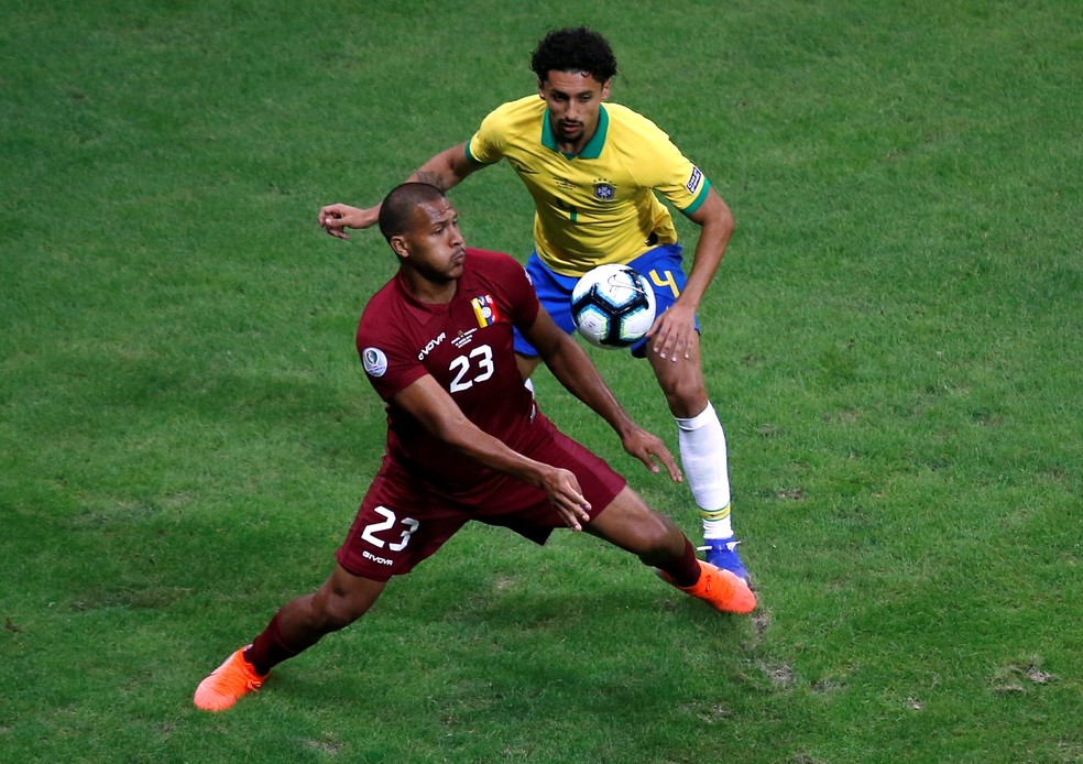 Rondón em ação contra o Brasil. Venezuelano trocou a Inglaterra pelo futebol chinês — Foto: Luisa Gonzalez/Reuters