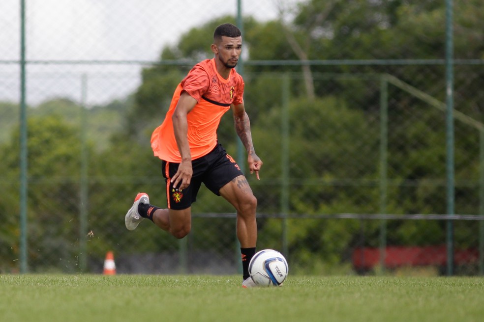 Gustavo em treino pelo Sport — Foto: Anderson Stevens / Sport Club do Recife