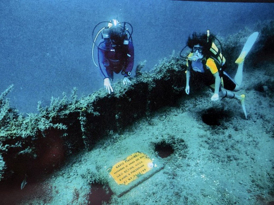 Conscientização. Placa colocada em destroços do navio Pinguino alerta mergulhadores para que nada retirem, ajudando a preservar a embarcação que afundou em 1967 e é patrimônio de Angra