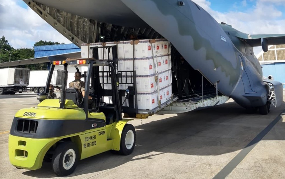 Aeronave da FAB sendo carregadas com vacinas a serem entregues em Goiás coronavírus Covid-19 — Foto: Divulgação/FAB