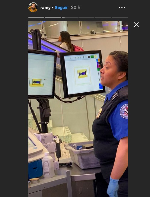 A funcionária da segurança do aeroporto de Los Angeles checando o Globo de Ouro vencido pelo ator e comediante Ramy Youssef (Foto: Instagram)
