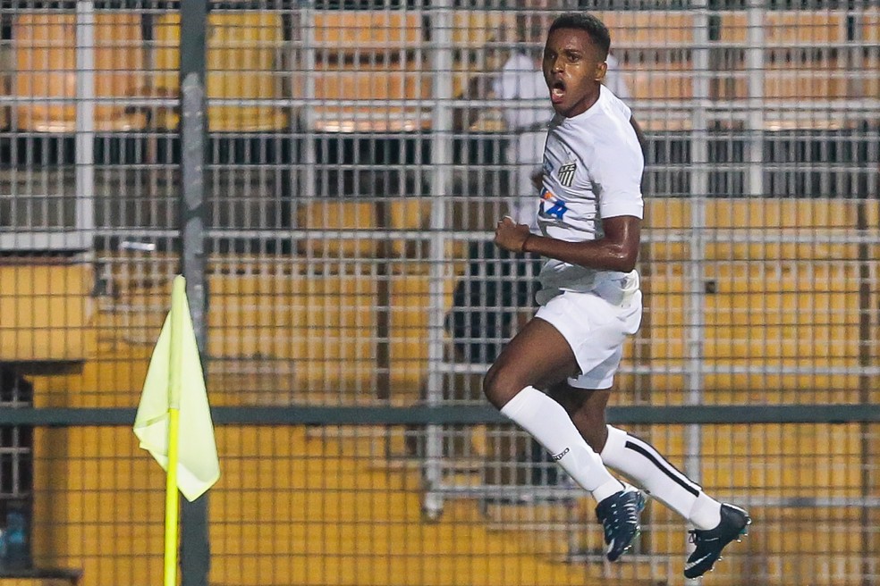 Rodrygo comemora o gol do Santos contra o Ituano no Pacaembu (Foto: Marcello Zambrana / Estadão Conteúdo)
