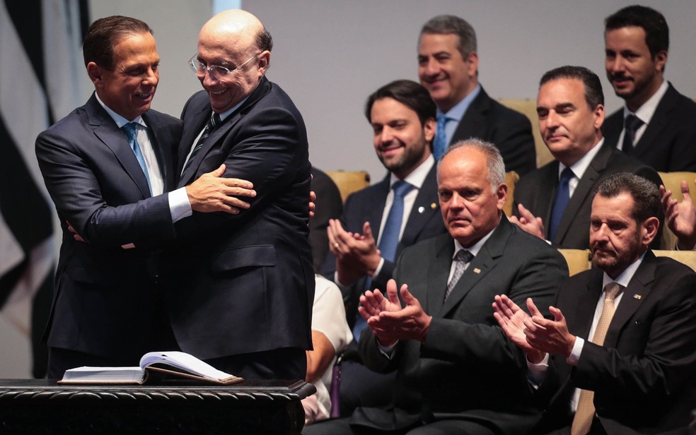 O novo governador de SÃ£o Paulo, JoÃ£o Doria (PSDB), cumprimenta Henrique Meirelles, novo secretÃ¡rio de Fazenda e Planejamento, durante a cerimÃ´nia de posse dos secretÃ¡rios de Estado, no PalÃ¡cio dos Bandeirantes â€” Foto: Felipe Rau/EstadÃ£o ConteÃºdo