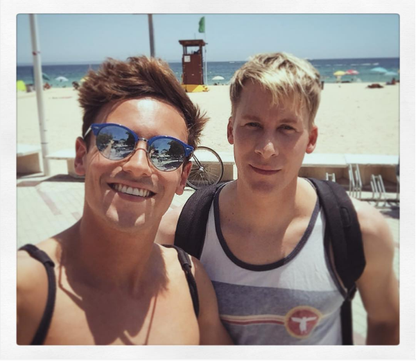 O mergulhador Tom Daley e seu noivo, o cineasta Dustin Lance Black (Foto: Instagram)