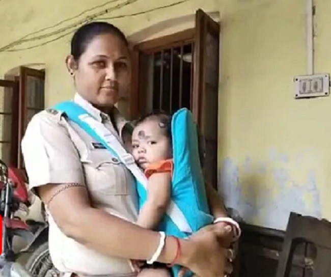 Mãe policial leva bebê para o trabalho (Foto: Reprodução NDTV )