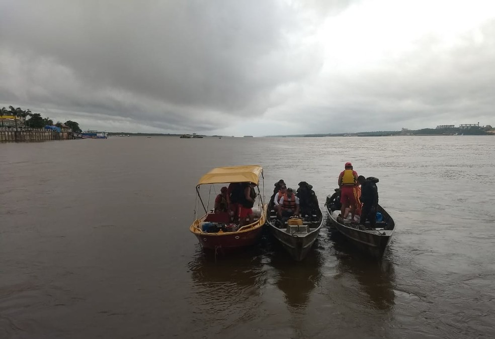 Equipes buscam desaparecidos em naufrágio no rio Tapajós.  — Foto: Divulgação/ Corpo de Bombeiros