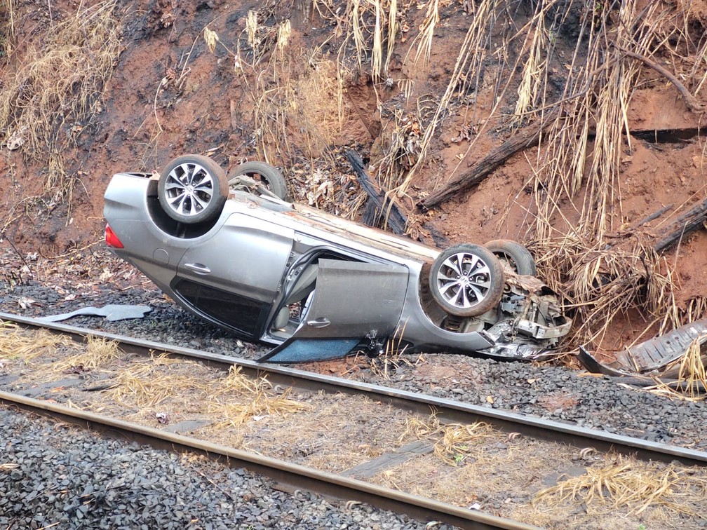 Carro caiu sobre linha férrea após despencar de barranco em Araraquara — Foto: Arquivo Pessoal