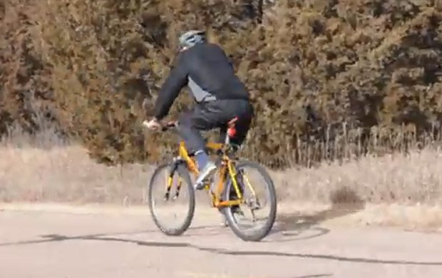 Homem andando de biciclenta foi arrastado para trás, gerando brincadeiras como 'moonbiking' (Foto: Reprodução/YouTube/Michael Erbsen)
