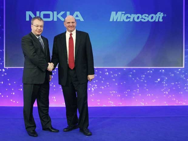 O CEO da Nokia, Stephen Elot (à esquerda), cumprimenta o CEO da Microsoft, Steve Ballmer, durante o anúncio da aquisição da companhia. (Foto: Luke Macgregor / Reuters)