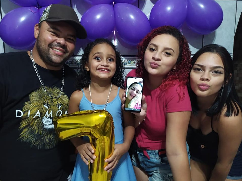 Tatiana faz transmiss&atilde;o ao vivo com familiares durante isolamento ap&oacute;s contrair a Covid-19 &mdash; Foto: Arquivo Pessoal