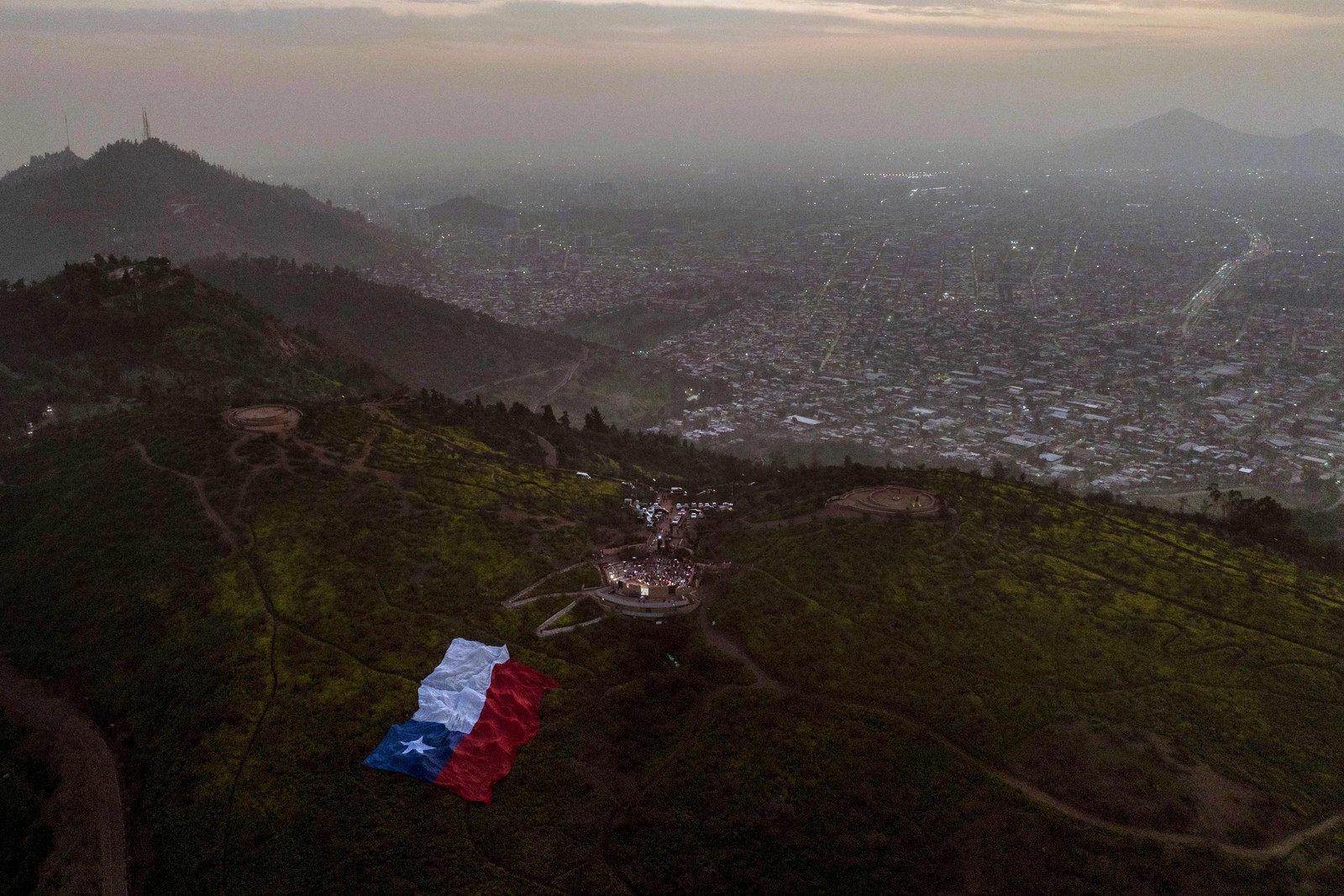 Imagem aérea mostra opositores da nova constituição do Chile protestando em Santiago  — Foto: JAVIER TORRES / AFP