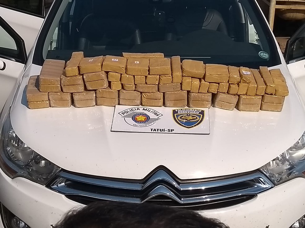 Tabletes de pasta base de cocaína foram apreendidos pela polícia em Porangaba (SP) — Foto: Polícia Militar Rodoviária/Divulgação