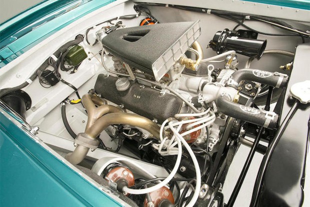 Motor original do 8V Supersonic com dois carburadores Weber 36 DCF e a vávula 8V da Fiat que dá nome ao modelo (Foto: Divulgação)