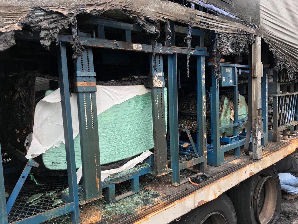 Caminhão estava carregado de carga de vidro na BR-101 — Foto: Fabiano Correia/NSC TV