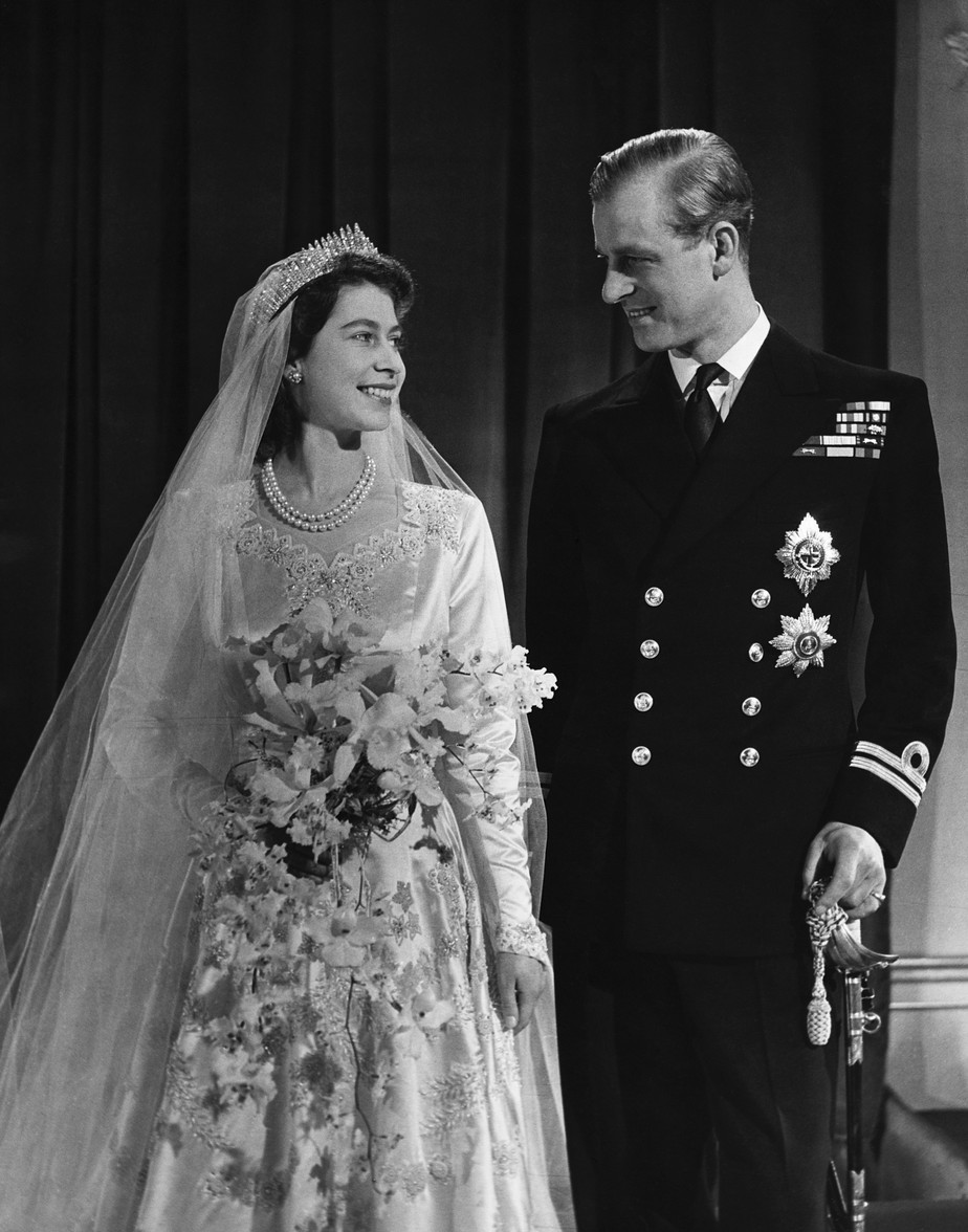 Rainha Elizabeth II em seu casamento com o príncipe Phillip