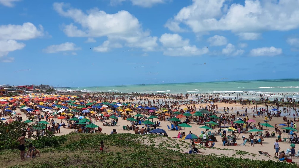 Praia do Pina, Zona Sul do Recife, lotada de banhistas no feriado da Independência — Foto: Bruno Fontes/TV Globo