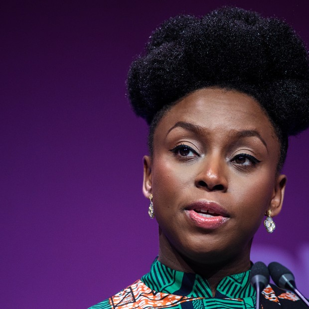 Chimamanda Ngozi Adichie: Em Como Educar Crianças Feministas, a escritora lança um olhar terno às necessidades das mães  (Foto: (Photo by Jack Taylor/Getty Images))