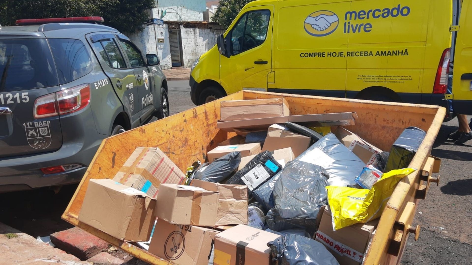 Ladrões roubam carga de veículo de serviços de entrega em Ribeirão Preto, SP