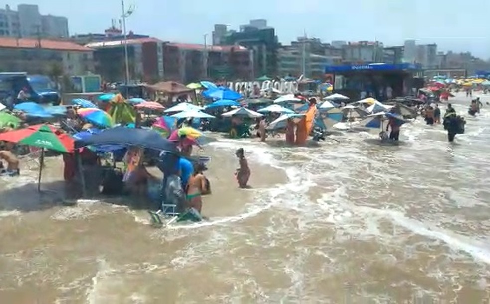 Maré sobe até a avenida Beira-Mar, em Capão da Canoa — Foto: Operação Verão / Divulgação