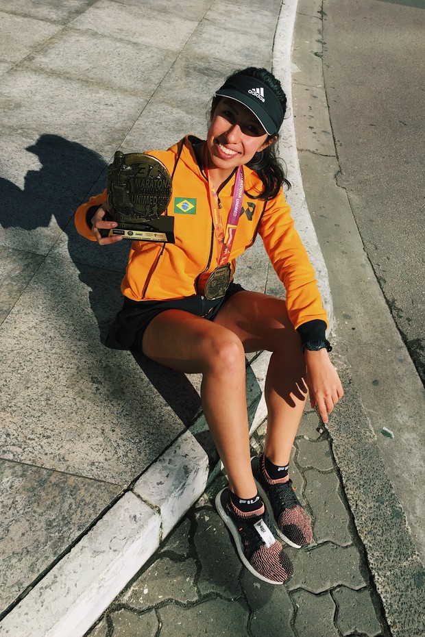 Larissa Gargaro, repórter da Vogue, após concluir a 34ª Maratona de Porto Alegre (Foto: Divulgação)