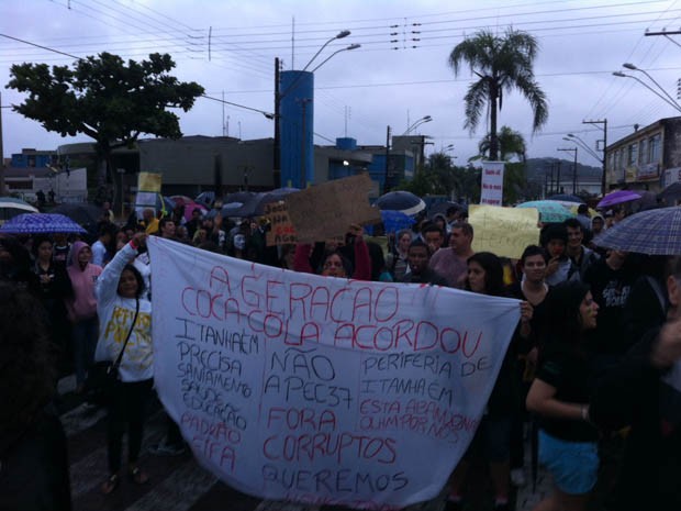 Manifestantes fazem protesto em Itanhaém, SP (Foto: Luiz Linna/TV Tribuna)