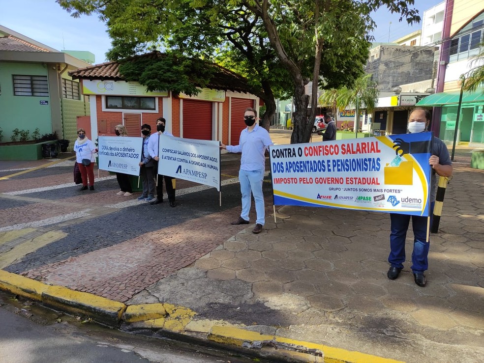 Grupo realizou protesto pacífico contra Doria em Presidente Prudente — Foto: Murilo Zara/TV Fronteira