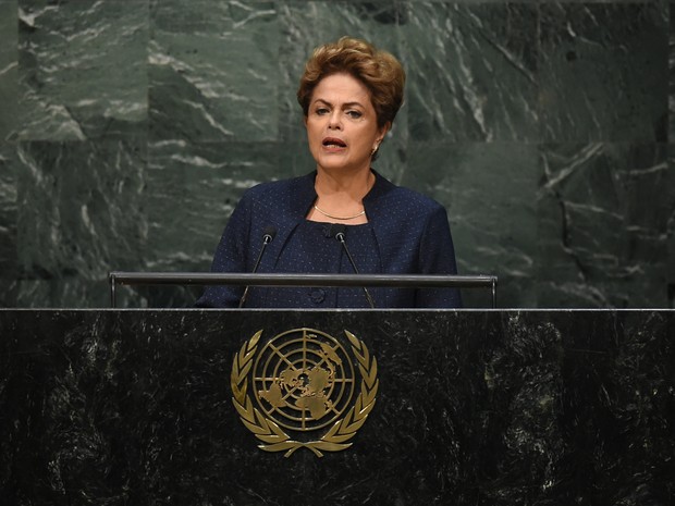 Dilma anuncia meta de redução de gases (Foto: Timothy A. Clary/AFP)