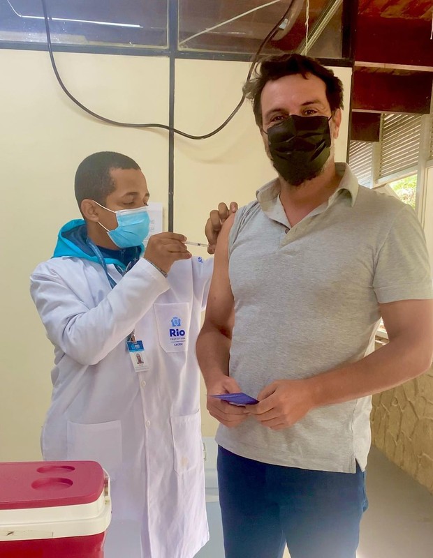 Rodrigo Lombardi é vacinado contra a Covid-19 (Foto: Reprodução/Instagram)