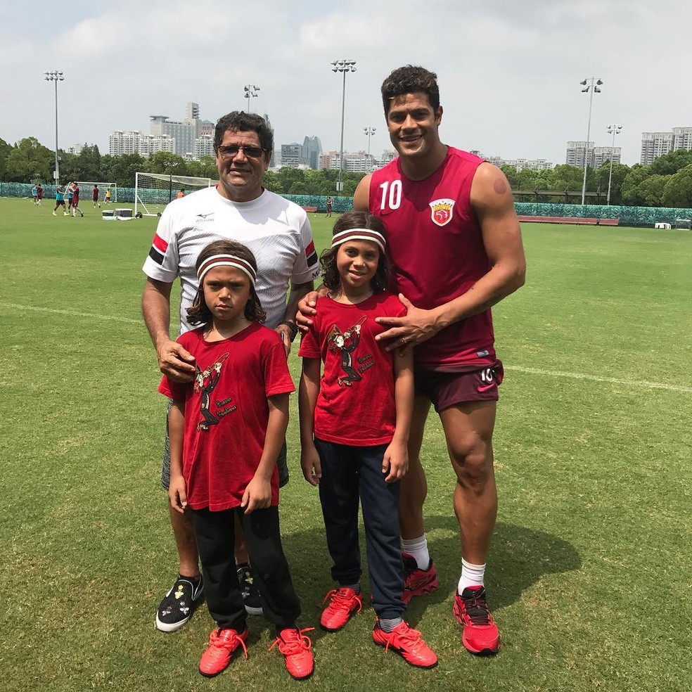 Hulk com os filhos e o pai na China (Foto: Reprodução / Instagram)