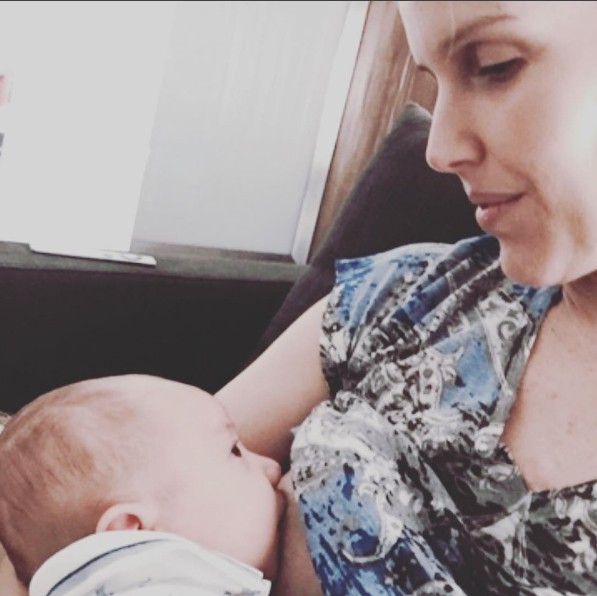 Troca de olhares entre a mãe e o bebê (Foto: Reprodução/ Instagram)